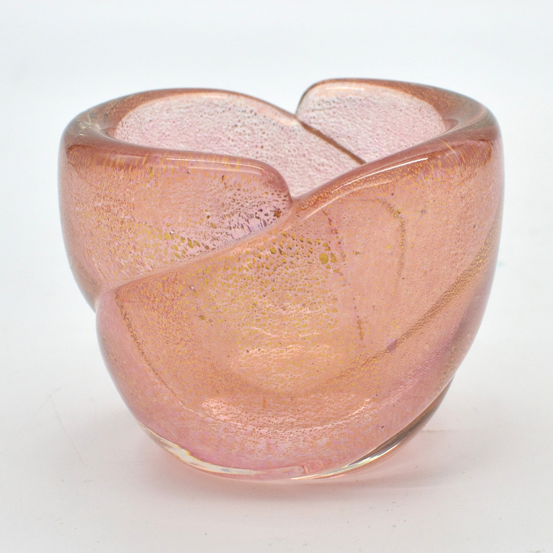 ARCHIMEDE SEGUSO. MURANO GLAS SCHALE, ROSAFARBENES GLAS MIT GOLDPLATZFOLIE, GEDREHT, SOMMERSO, ITALIEN, UM 1950.