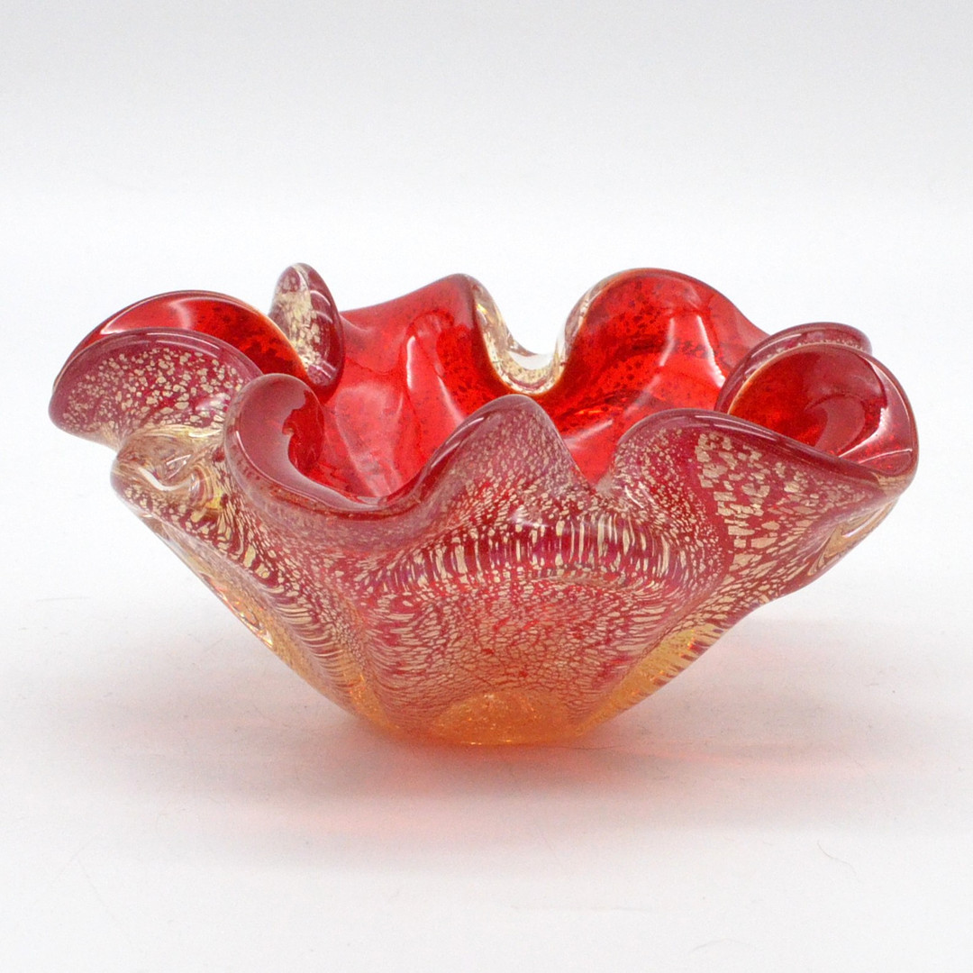 BAROVIER&TOSO. MURANO GLAS SCHALE, BLUMENFORM, STUDIOGLAS MIT GOLDPLATZFOLIE, ITALIEN, 20. JAHRHUNDERT.