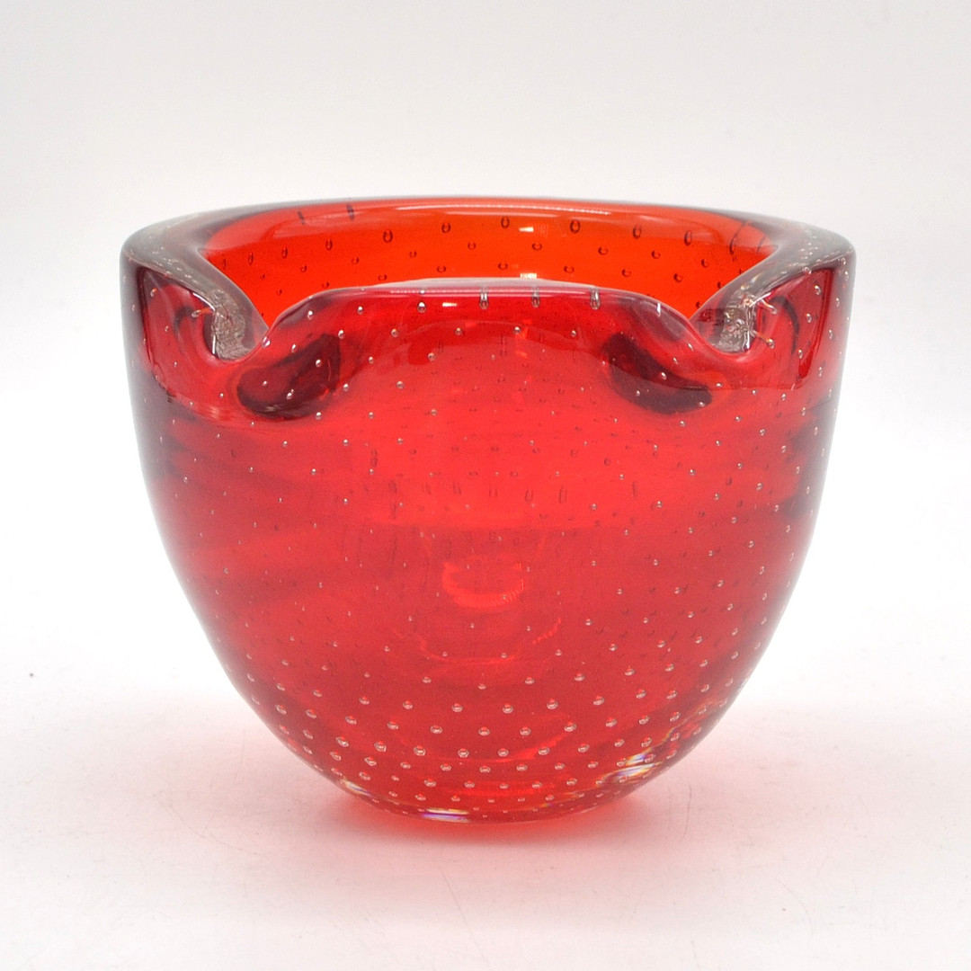 MURANO GLAS SCHALE, MEHRFACHES STUDIOGLAS, ROT-TRANSPARENT, SOMMERSO UND BULLICANTE, ITALIEN, UM 1950.