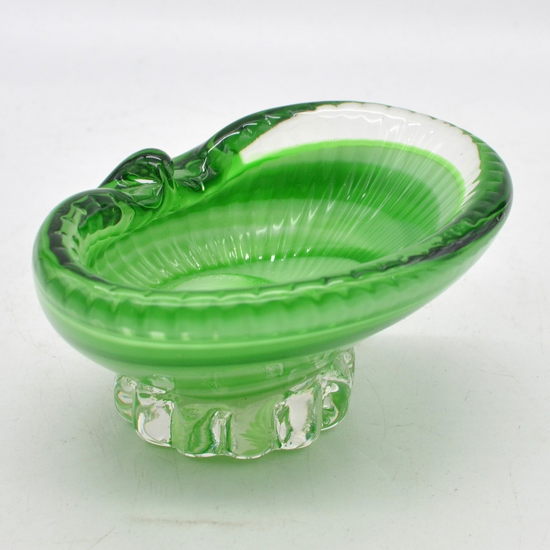 MURANO GLAS SCHALE, MEHRFACHES STUDIOGLAS, GRÜN-WEISS-TRANSPARENT, MUSCHELFORM, ITALIEN, UM 1950.