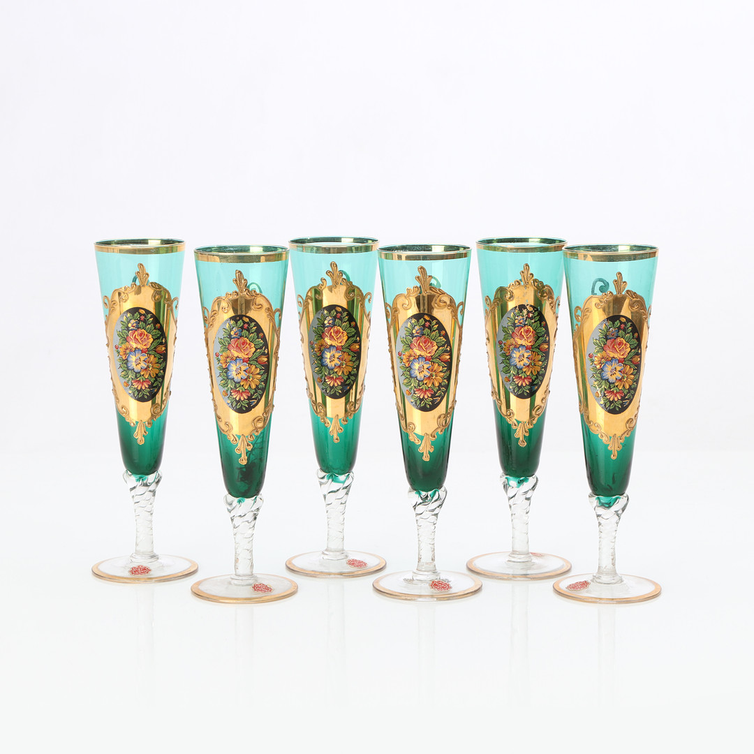 CHAMPAGNEGLAS, SEX ST. Med förgylld samt polykrom dekor. Italien, 1900-tal.