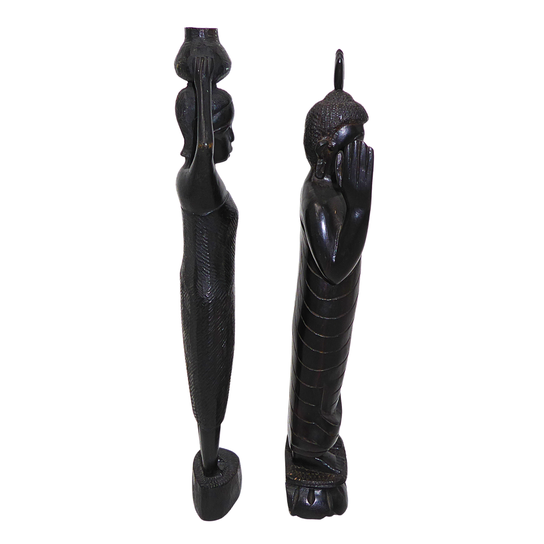 ZWEI HOLZSKULPTUREN, BUDDHA UND WASSERTRÄGERIN.