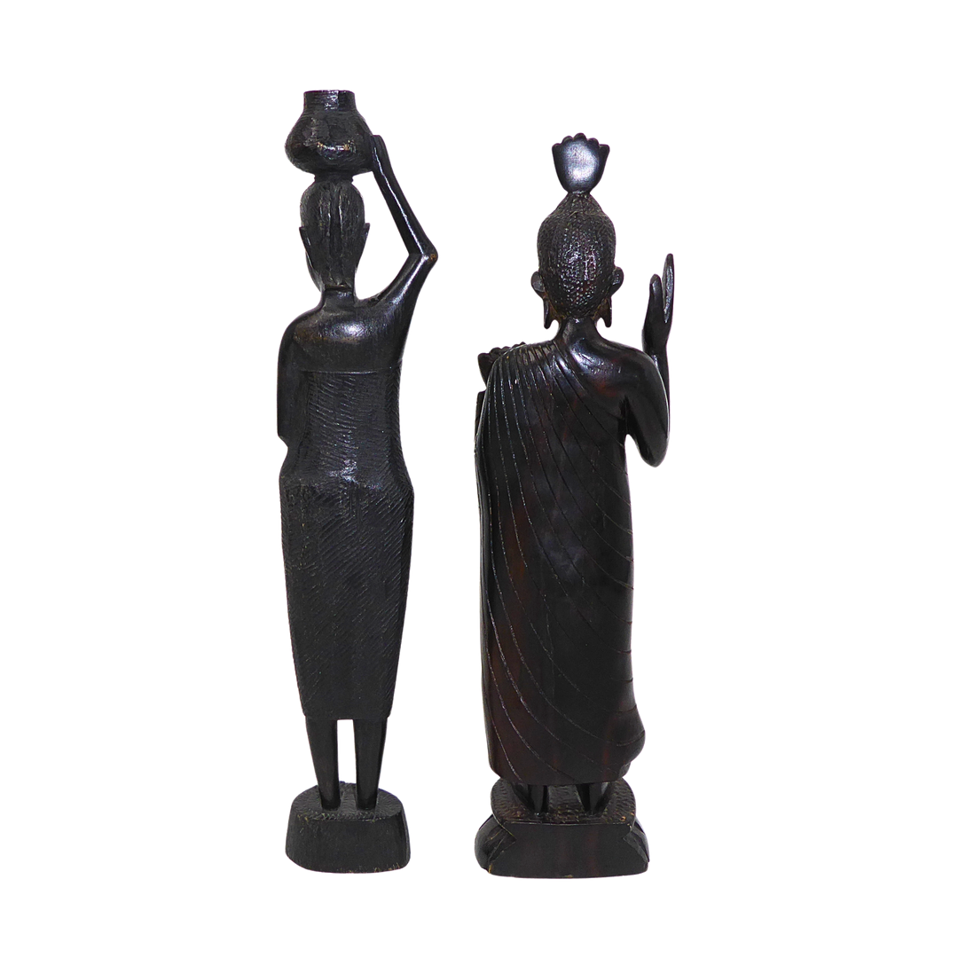 ZWEI HOLZSKULPTUREN, BUDDHA UND WASSERTRÄGERIN.
