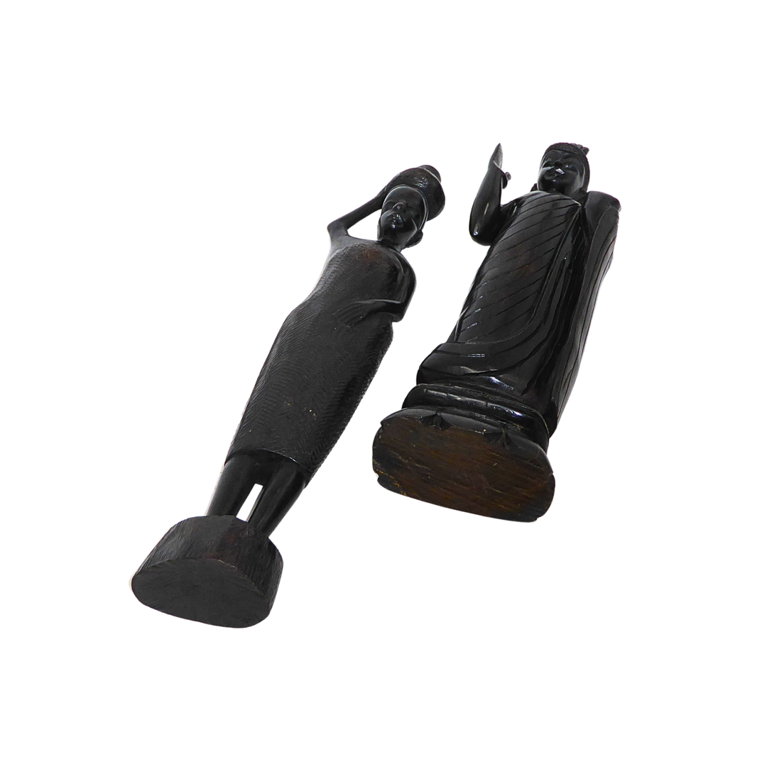 ZWEI HOLZSKULPTUREN, BUDDHA UND WASSERTRÄGERIN.