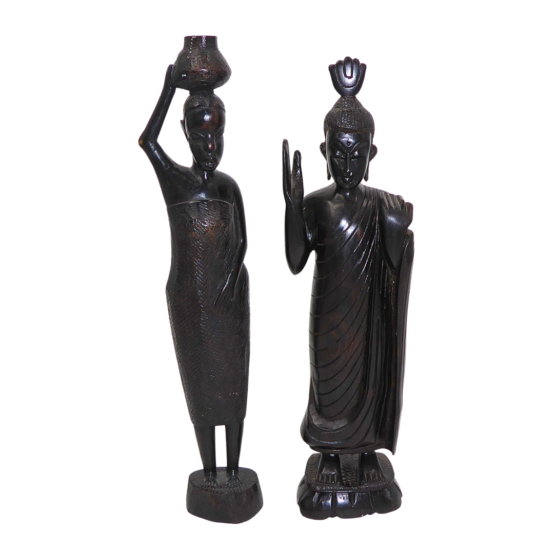 ZWEI HOLZSKULPTUREN, BUDDHA UND WASSERTRÄGERIN.