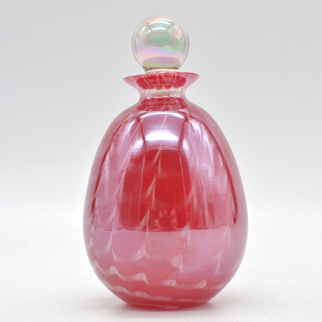MURANO GLAS FLACON MIT STOPFEN, MEHRFACHES STUDIOGLAS, "SWIRL-DEKOR", IRISIERENDE OBERFLÄCHE, HANDGEMACHT, ITALIEN, UM 1950.