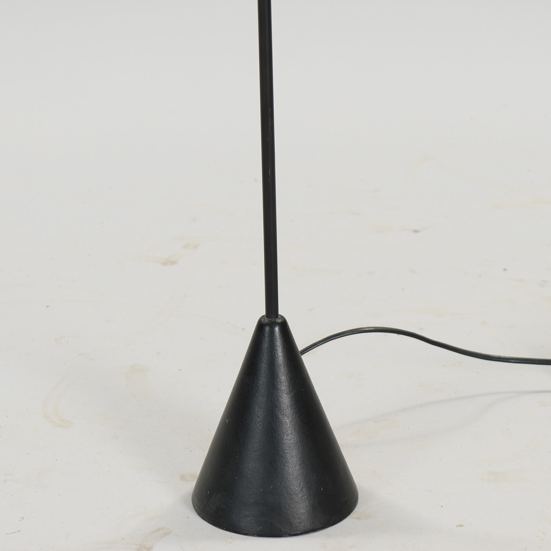CARL AUBÖCK. TILSKREVET. "Vice Versa", standerlampe af sortlakeret metal med konisk fod, skærm af gult stof, Werkstätte Carl Auböck, Østrig, 1950/60'erne.