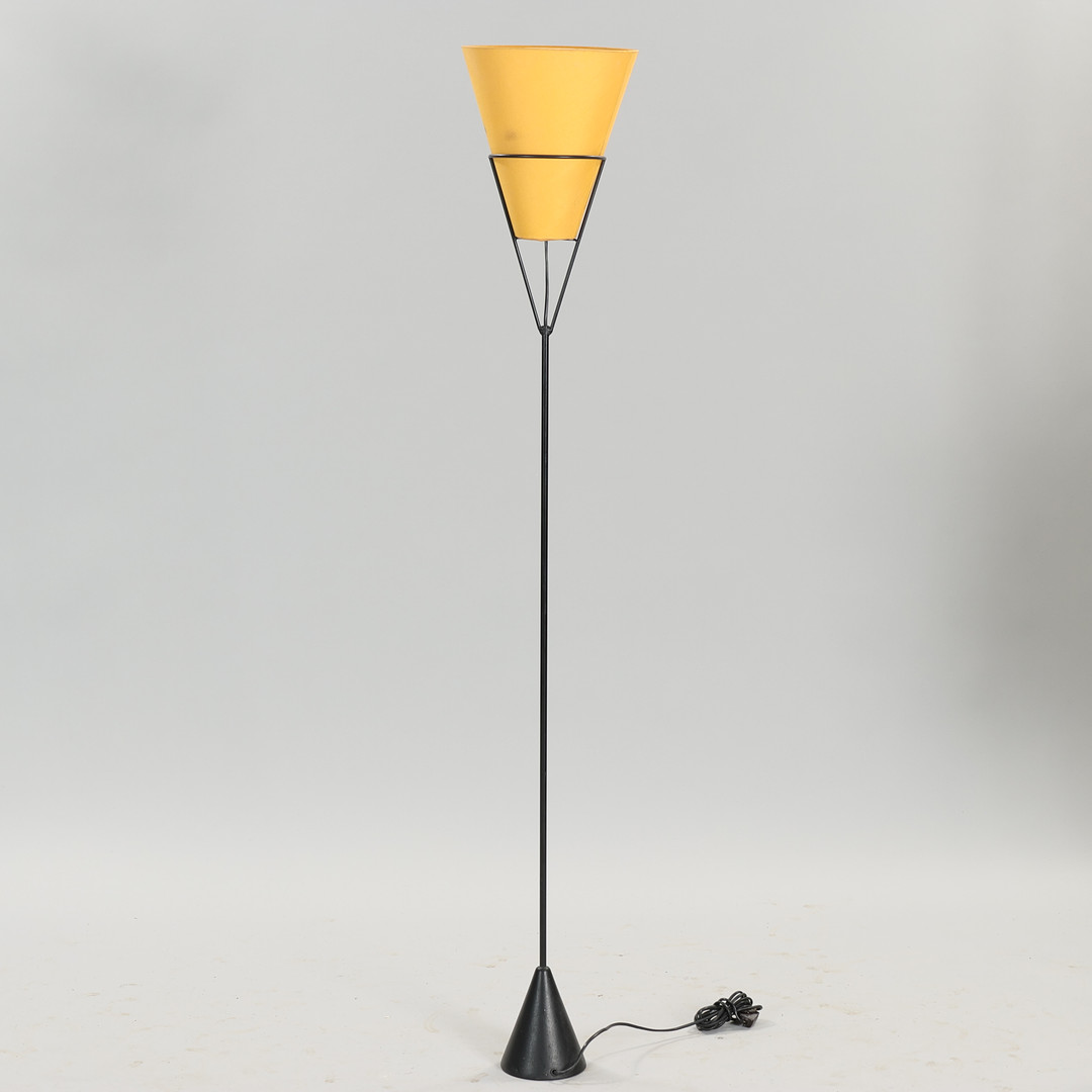 CARL AUBÖCK. TILSKREVET. "Vice Versa", standerlampe af sortlakeret metal med konisk fod, skærm af gult stof, Werkstätte Carl Auböck, Østrig, 1950/60'erne.
