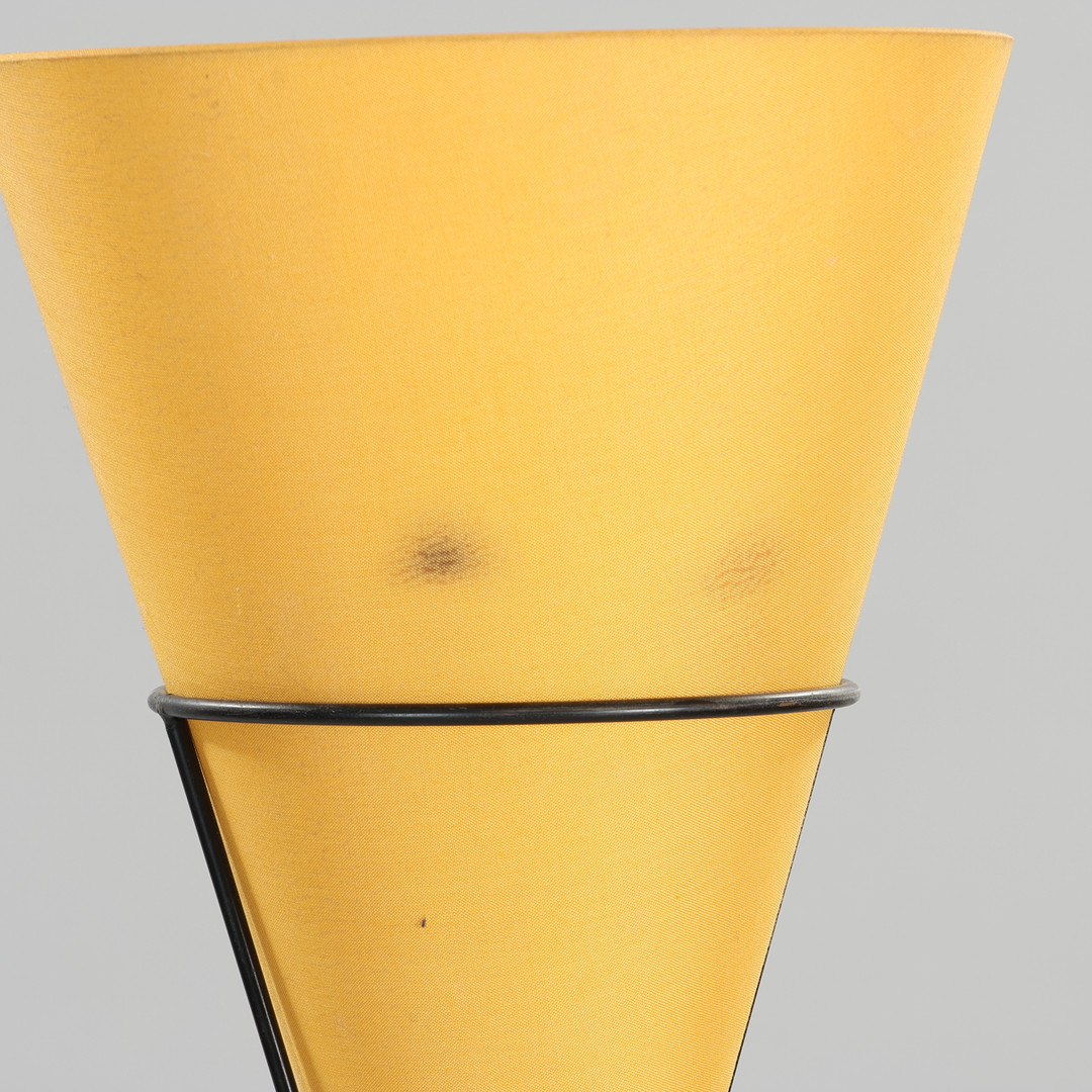 CARL AUBÖCK. TILSKREVET. "Vice Versa", standerlampe af sortlakeret metal med konisk fod, skærm af gult stof, Werkstätte Carl Auböck, Østrig, 1950/60'erne.