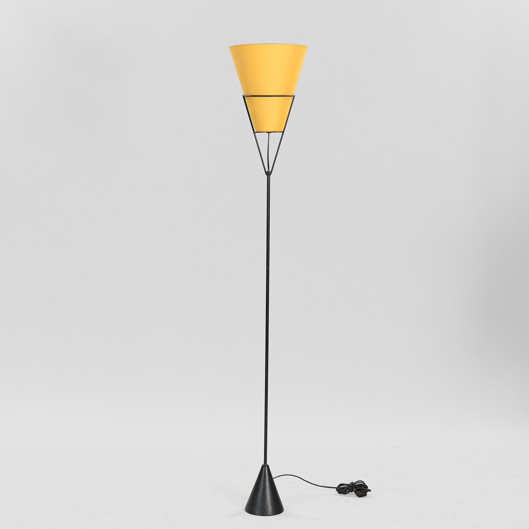 CARL AUBÖCK. TILSKREVET. "Vice Versa", standerlampe af sortlakeret metal med konisk fod, skærm af gult stof, Werkstätte Carl Auböck, Østrig, 1950/60'erne.