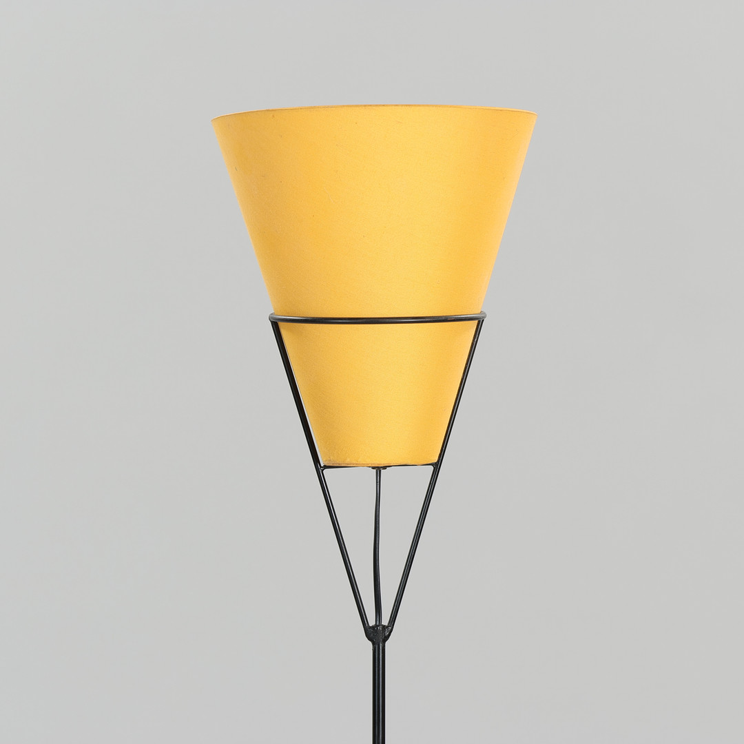 CARL AUBÖCK. TILSKREVET. "Vice Versa", standerlampe af sortlakeret metal med konisk fod, skærm af gult stof, Werkstätte Carl Auböck, Østrig, 1950/60'erne.