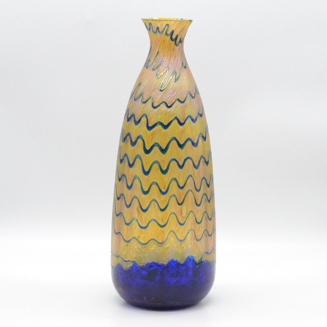 JOHANN LÖTZ WITWE. HANDGEMACHTE JUGENDSTIL VASE, UM 1900, IRRISIERENDER UND VERZOGENER WELLENDEKOR, HÖHE CA. 34,5 CM.