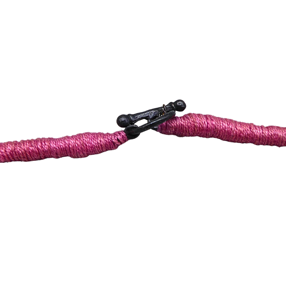 MEHRREIHIGE HALSKETTE MIT MAGENTAFARBENEN GLASPERLEN.