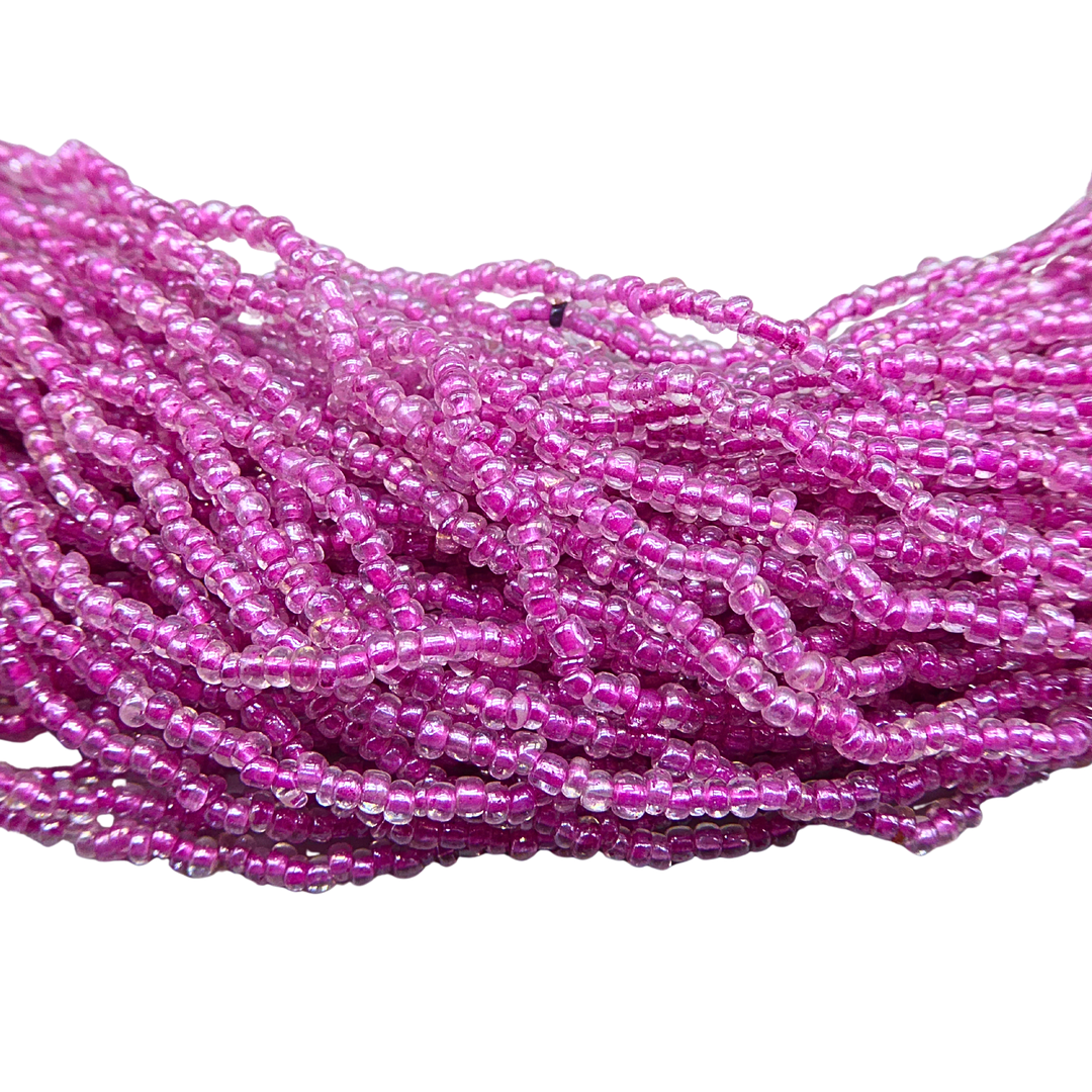MEHRREIHIGE PERLENKETTE IN PINK MIT SCHWARZEN ENDKAPPEN.
