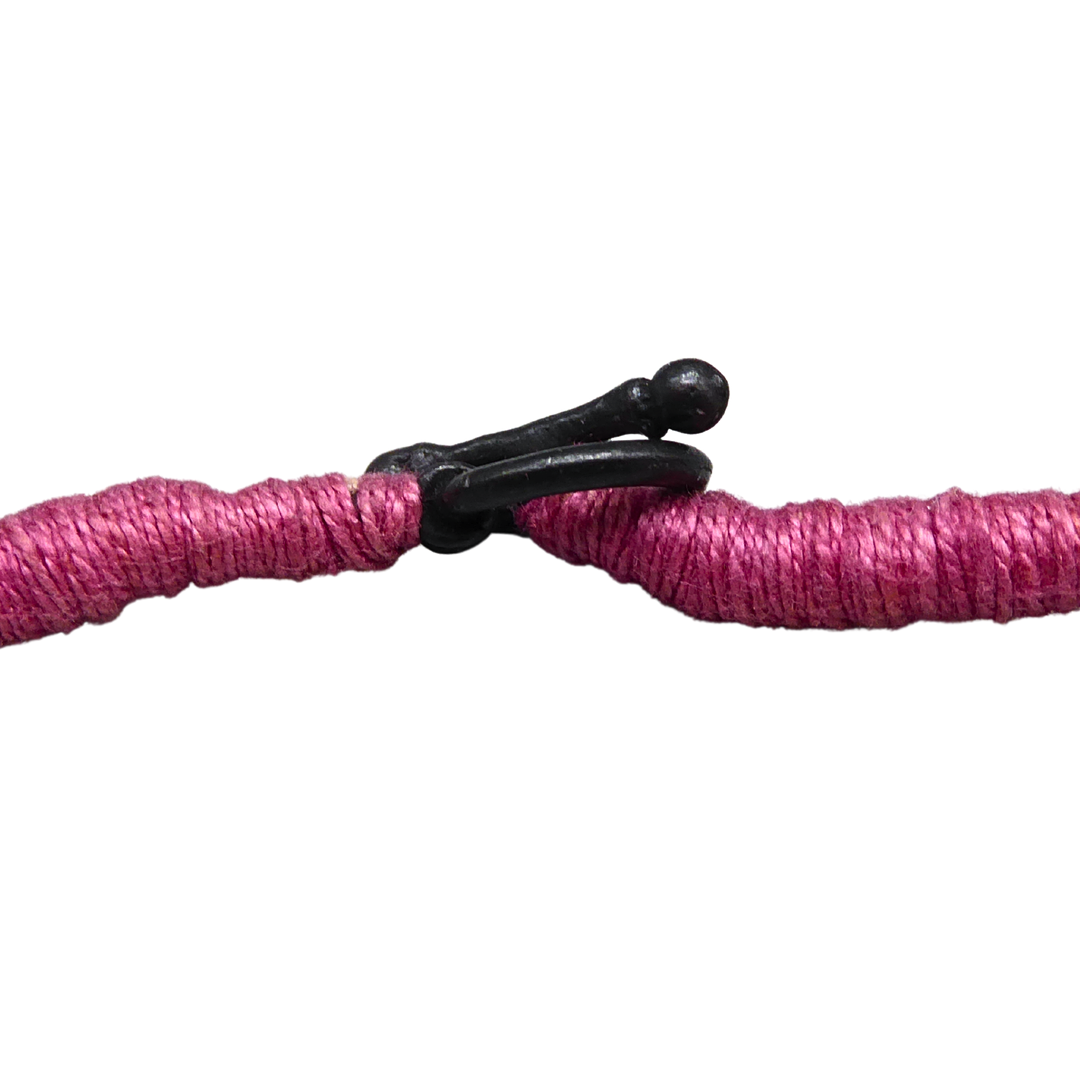 MEHRREIHIGE PERLENKETTE IN PINK MIT SCHWARZEN ENDKAPPEN.