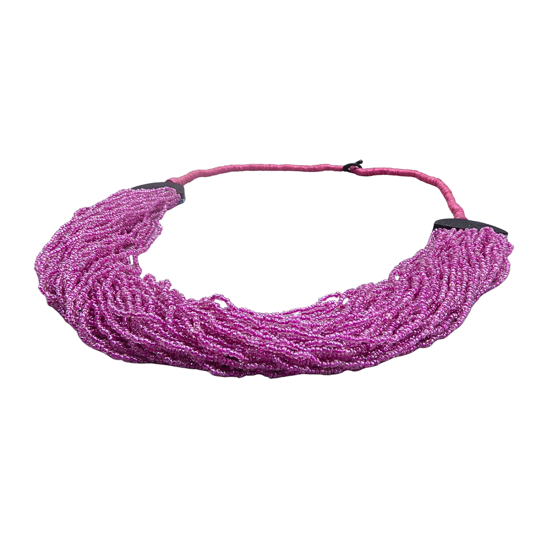 MEHRREIHIGE PERLENKETTE IN PINK MIT SCHWARZEN ENDKAPPEN.
