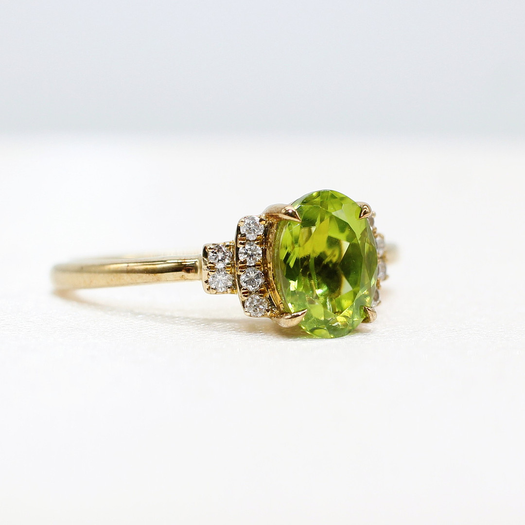 PERIDOT AND DIAMOND RING.