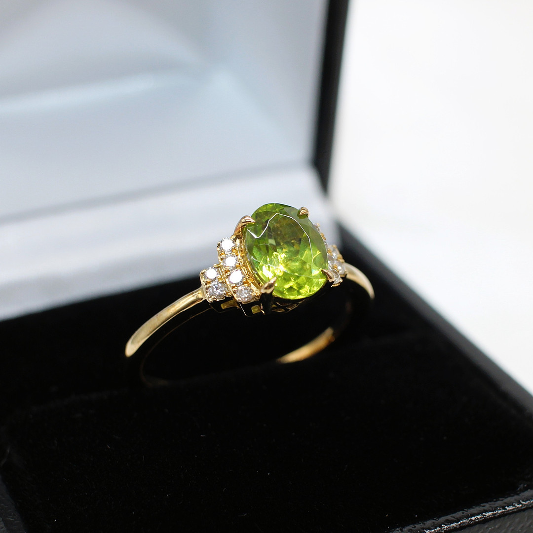 PERIDOT AND DIAMOND RING.