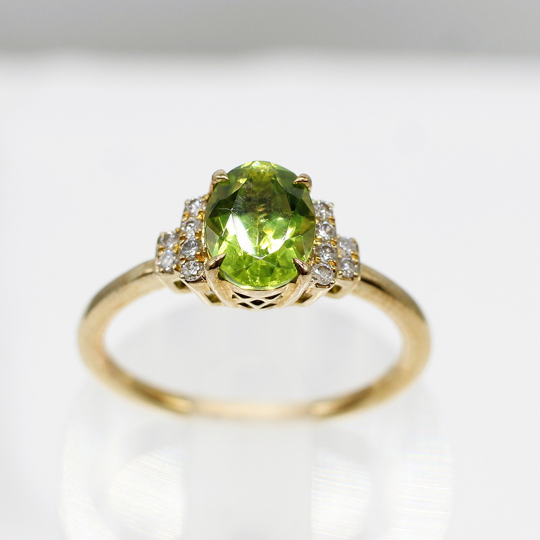PERIDOT AND DIAMOND RING.