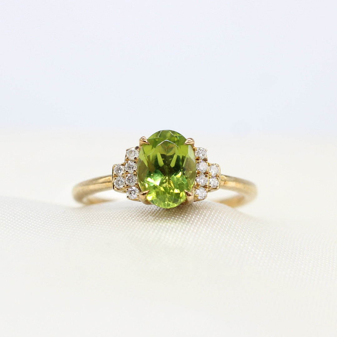 PERIDOT AND DIAMOND RING.