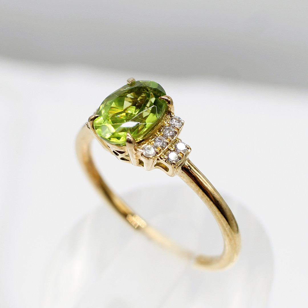 PERIDOT AND DIAMOND RING.