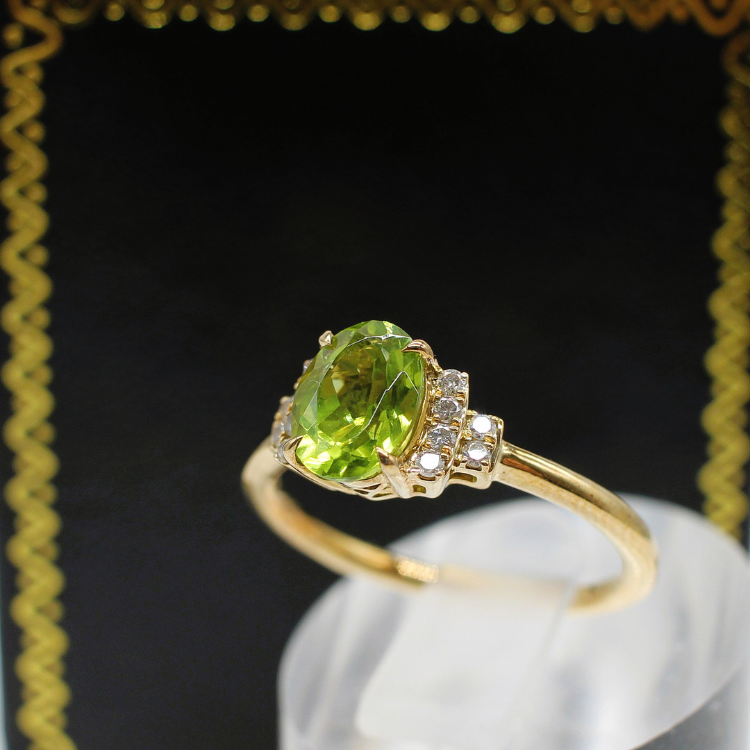 PERIDOT AND DIAMOND RING.