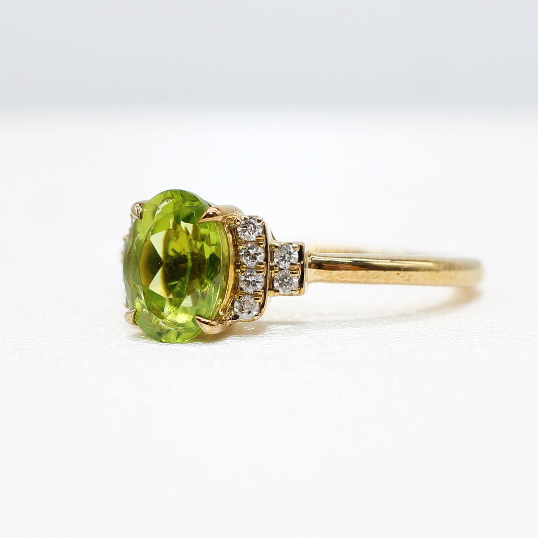 PERIDOT AND DIAMOND RING.
