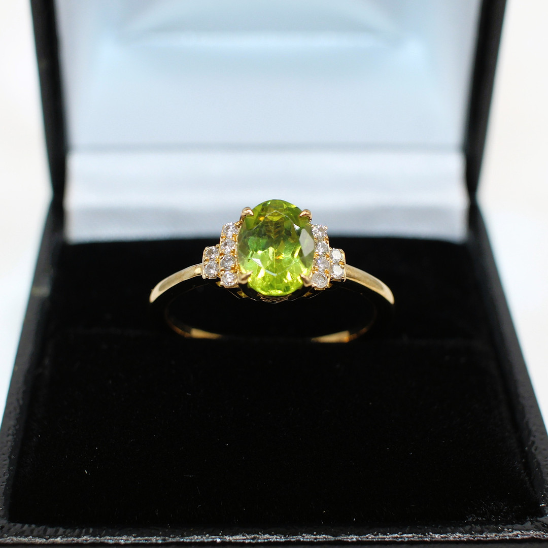 PERIDOT AND DIAMOND RING.
