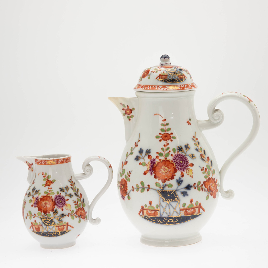 MEISSEN. Kaffeekanne und Sahnegießer mit ´Tischchen`- Muster. 1770er Jahre (2).