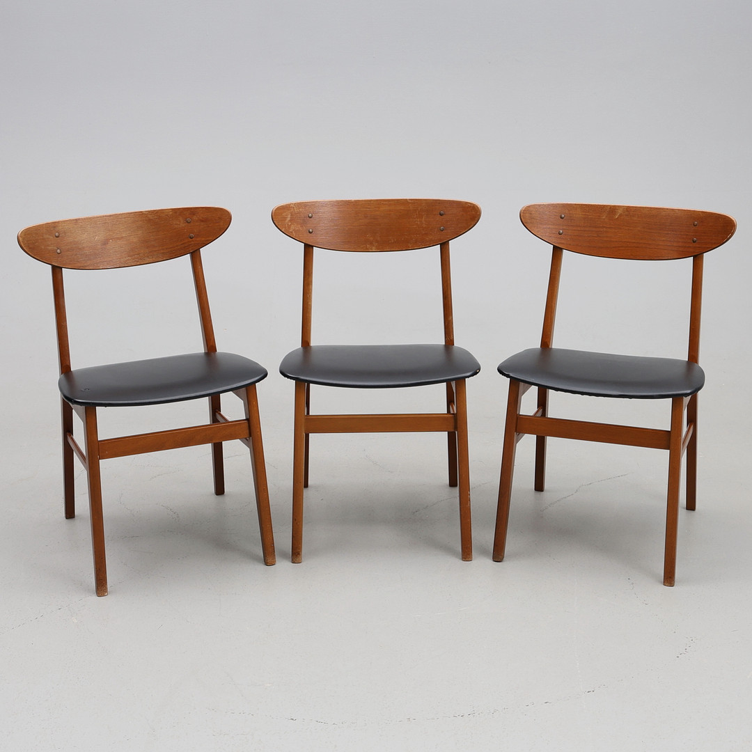 STOLAR. 3 st, teak/konstskinn, 1950/60-tal, troligen Farstrup Møbelfabrik, modell 210, Danmark.
