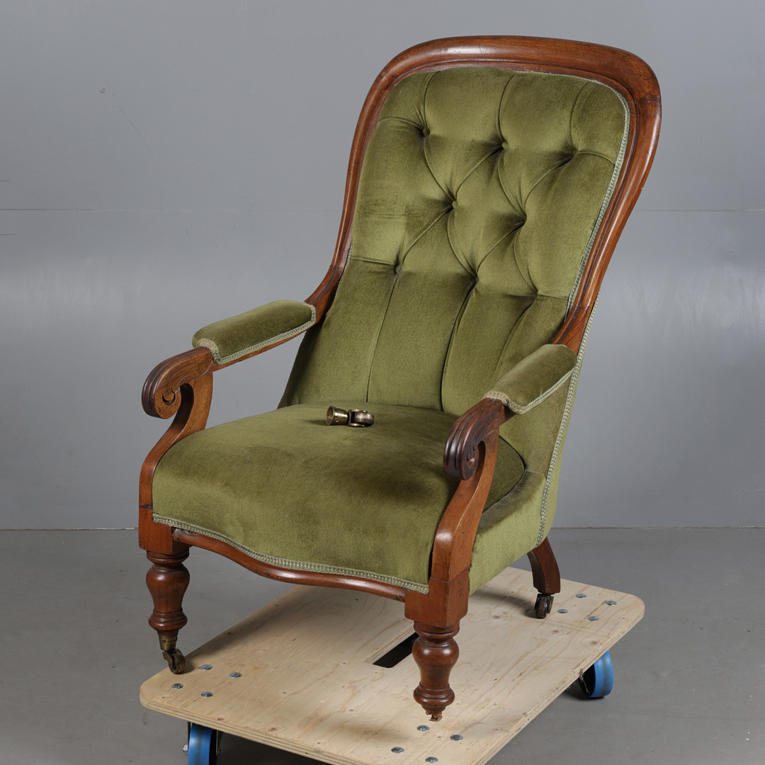 A VICTORIAN MAHOGANY OPEN ARMCHAIR.