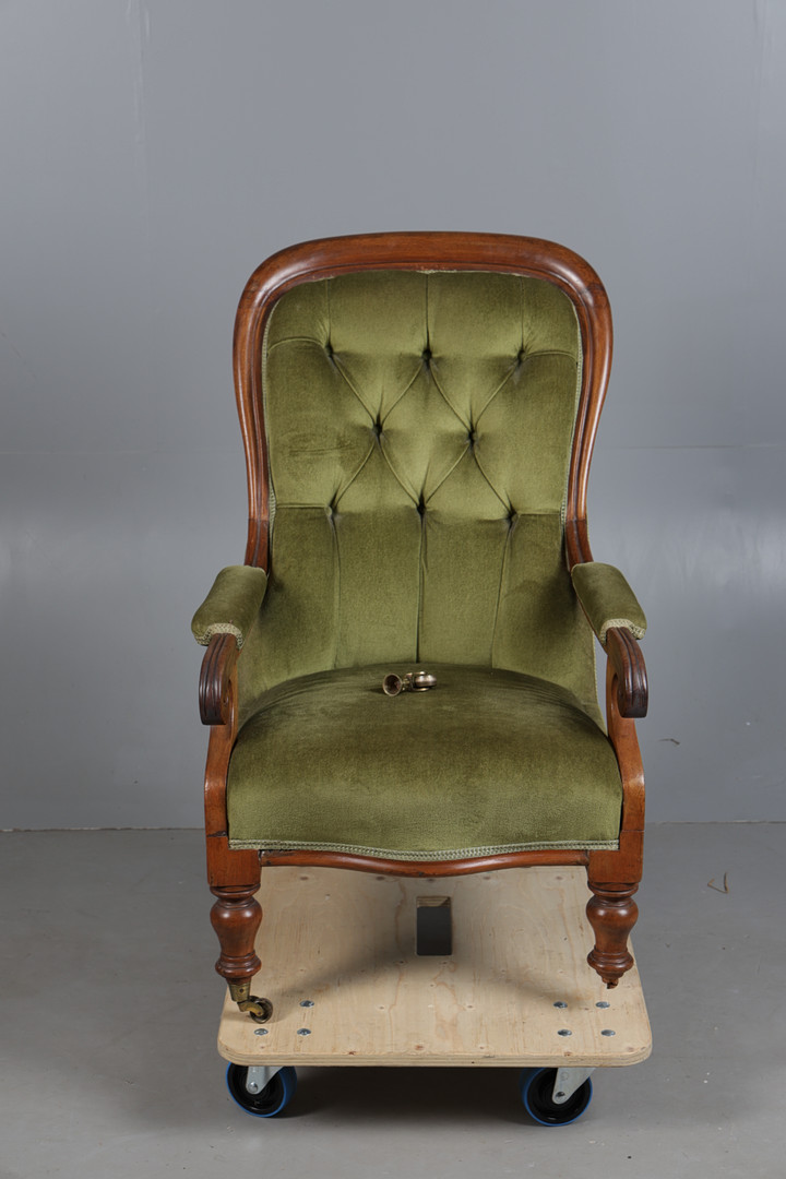 A VICTORIAN MAHOGANY OPEN ARMCHAIR.