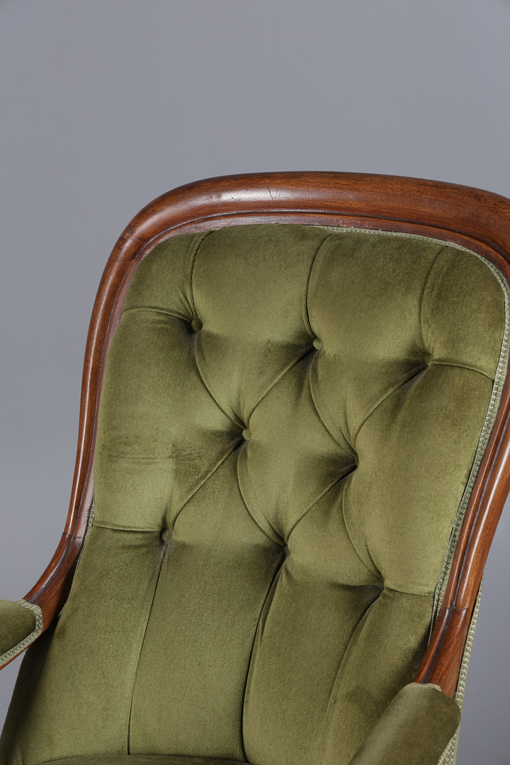 A VICTORIAN MAHOGANY OPEN ARMCHAIR.