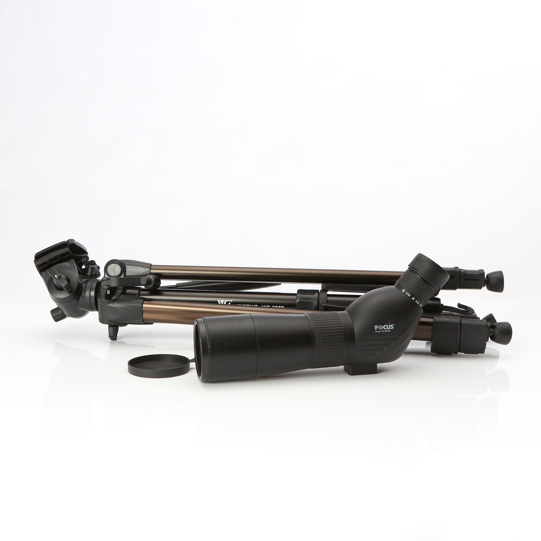 FOCUS, KIKARE MED STATIV. Kikaren Focus Hawk 15-45x60, stativet Weifeng.