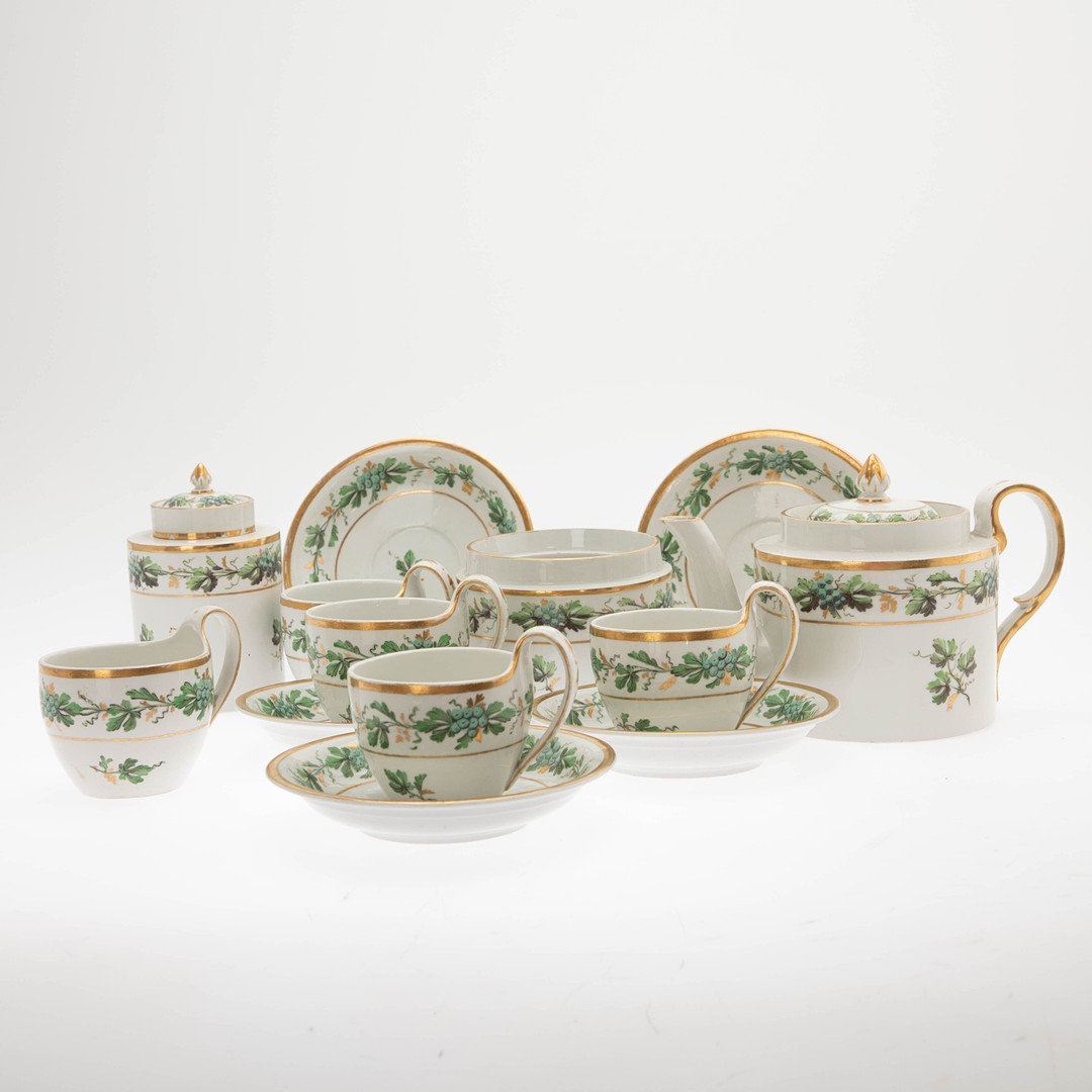 FÜRSTENBERG. Kaffeeservice für fünf Personen mit grünem Weinrankendekor, um 1820.