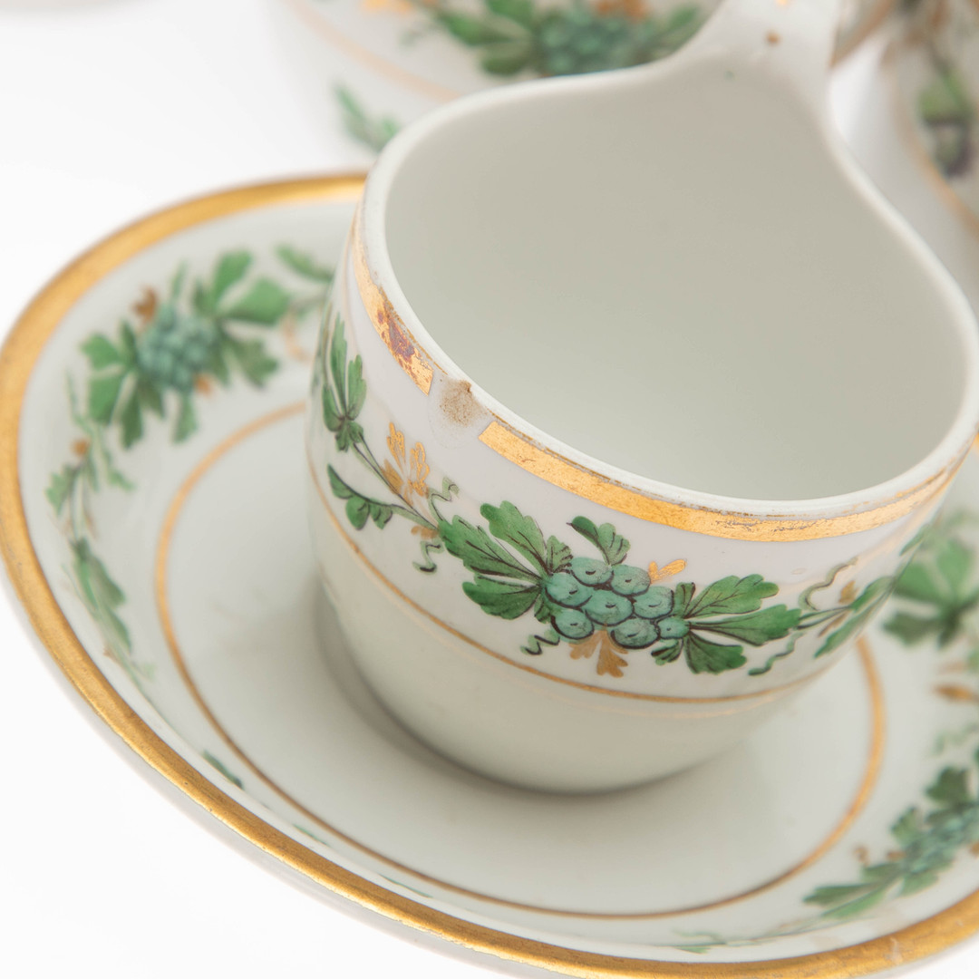 FÜRSTENBERG. Kaffeeservice für fünf Personen mit grünem Weinrankendekor, um 1820.