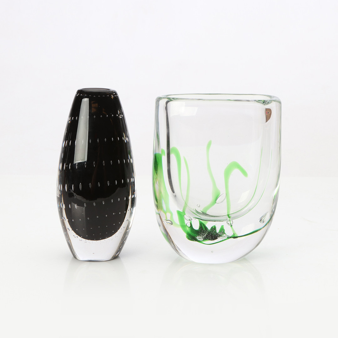 VICKE LINDSTRAND. VASER, TVÅ ST. Konstglas. Kosta. Den mörka signerad.