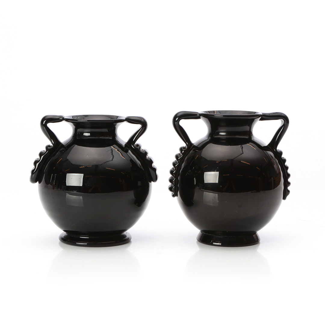 EDVIN OLLERS. VASER MED HÄNKLAR, TVÅ ST. Svart glas. 1900-talets första hälft. Osignerade.
