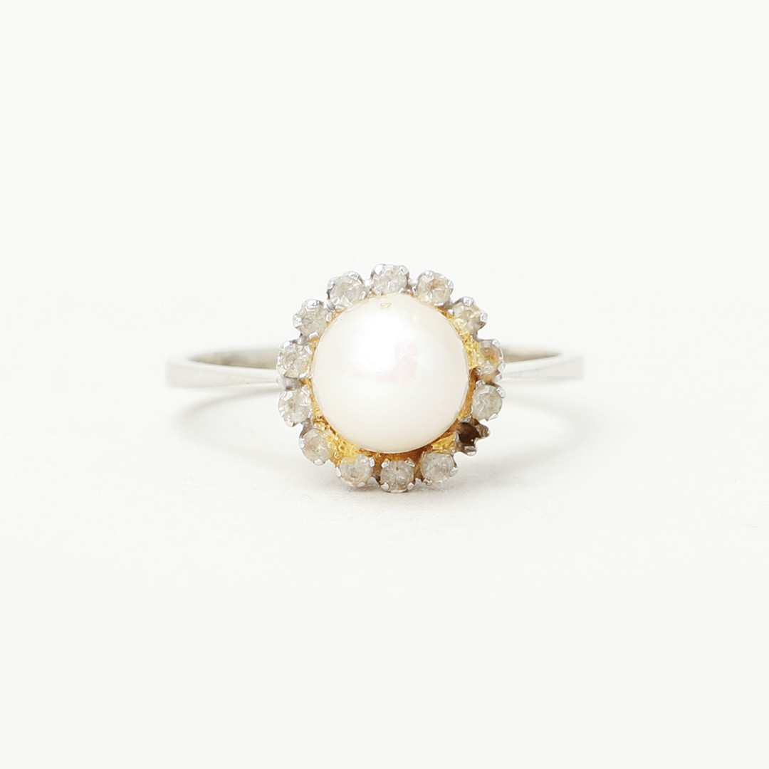 RING, 18k vitguld med pärla och glasstenar.