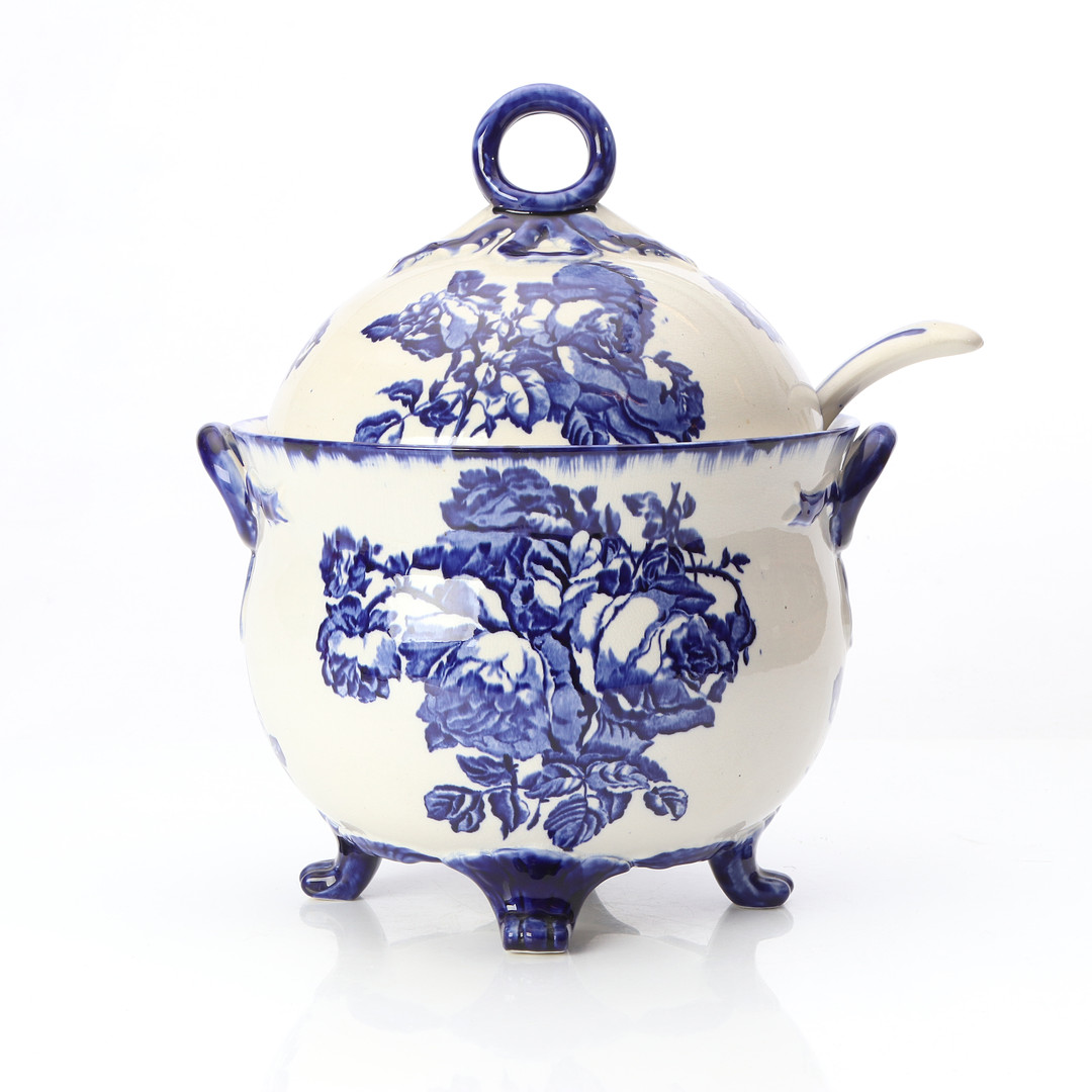 STAFFORDSHIRE, BÅLSKÅL MED SLEV. Keramik. England, 1900-tal.