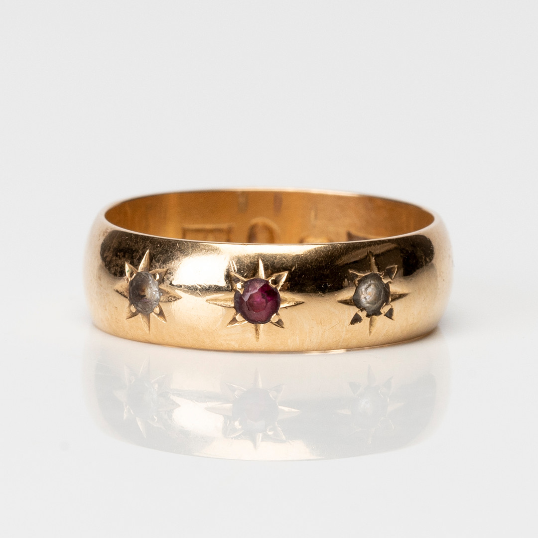 RING, guld, 18K samt en röd och 2 vita stenar, Back M, 1966.