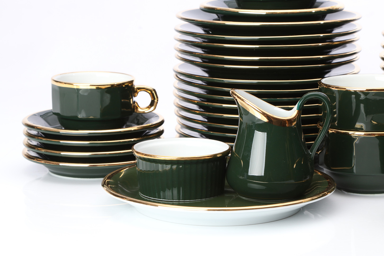 PILLIVUYT, KAFFESERVIS, 33 DELAR. Grönglaserad keramik med gulddekor. Frankrike, 1900-talets andra hälft.