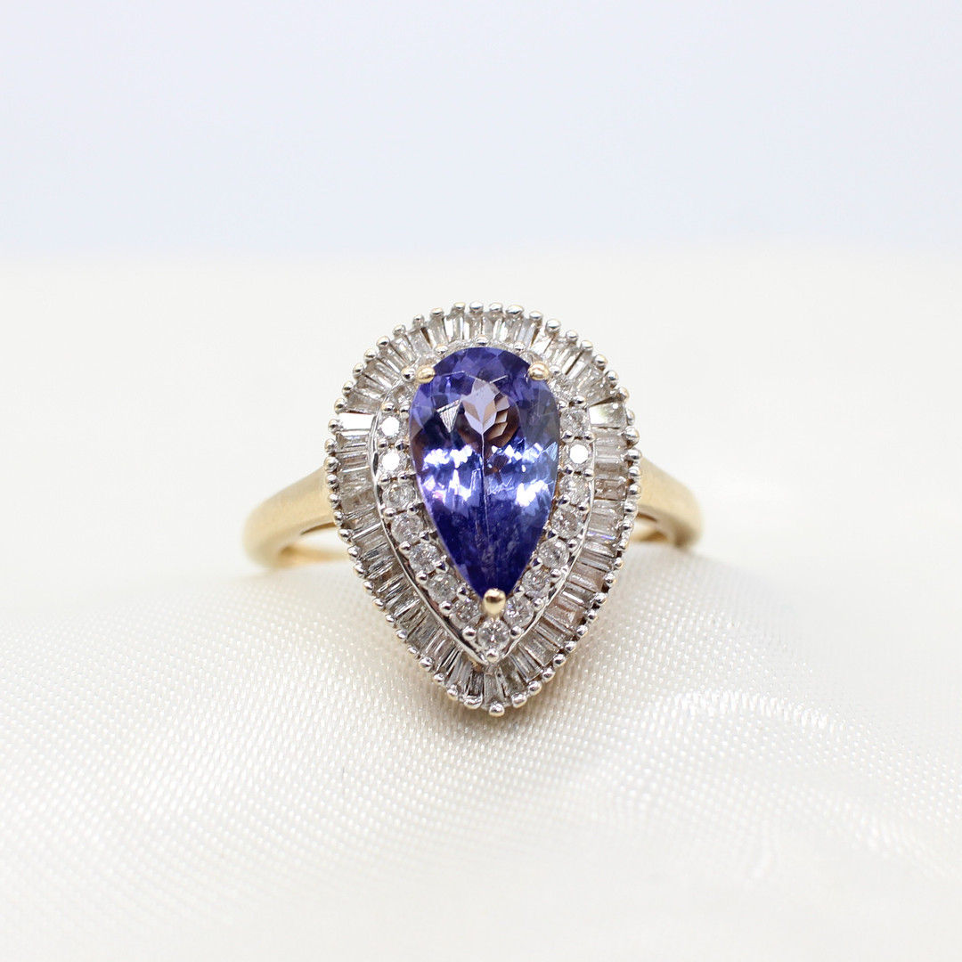TANZANITE & DIAMOND RING.