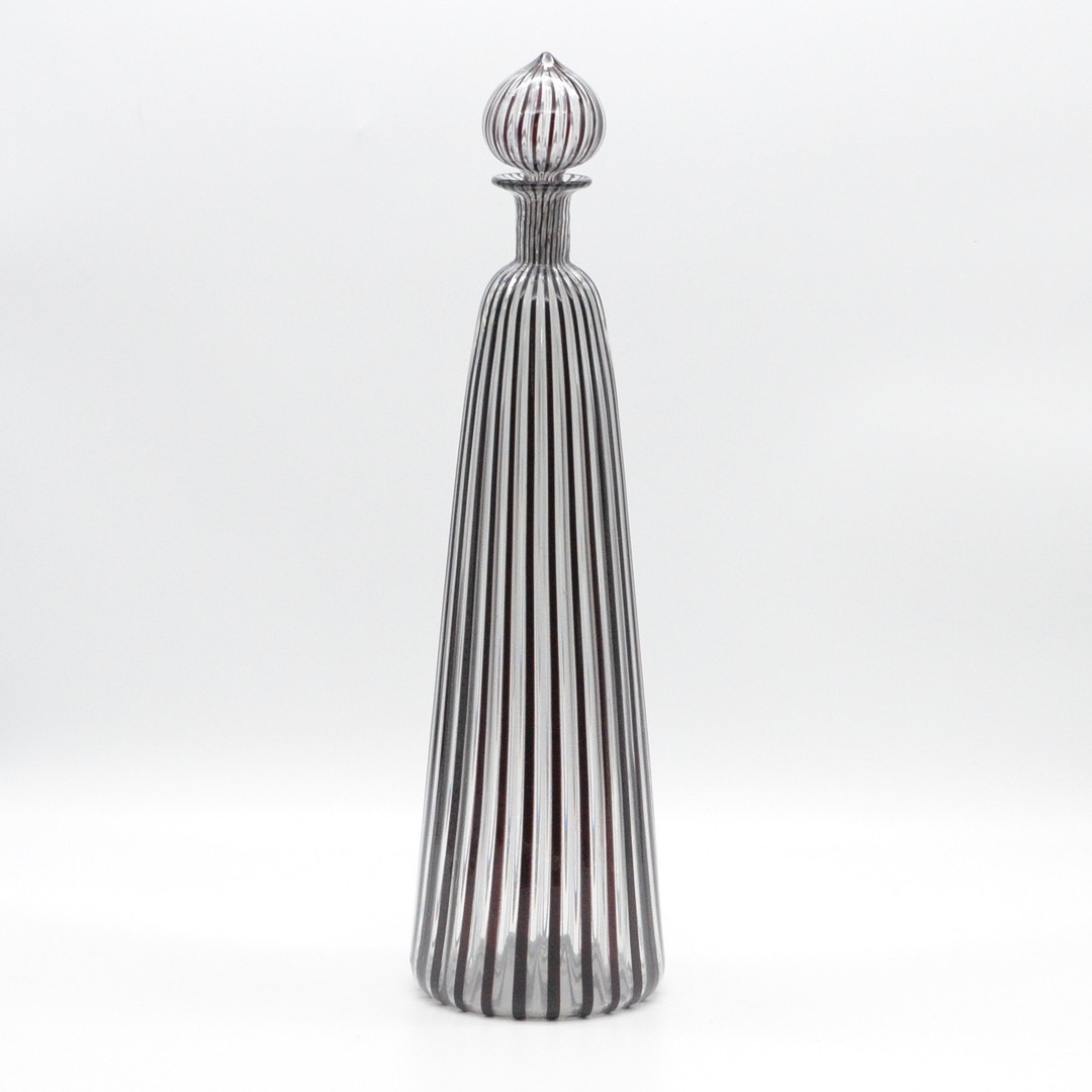 MURANO GLAS DEKANTER MIT STOPFEN, IM GIO PONTI-STIL, VERTIKAL LINIERT, KLARES UND SCHWARZES GLAS, HANDGEMACHT UND MUNDGEBLASEN, ITALIEN, UM 1950ER JAHRE, HÖHE CA. 38 CM.