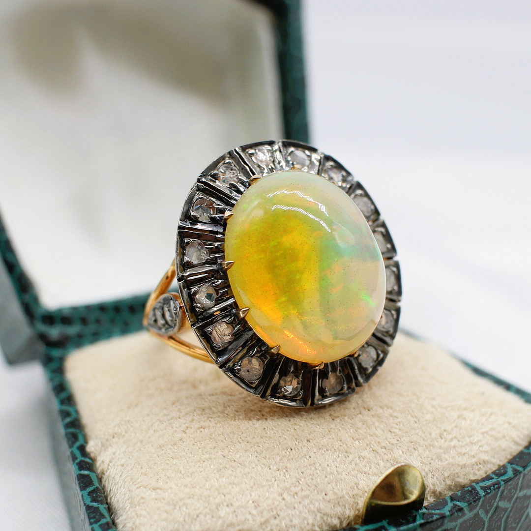 OPAL & DIAMOND RING.