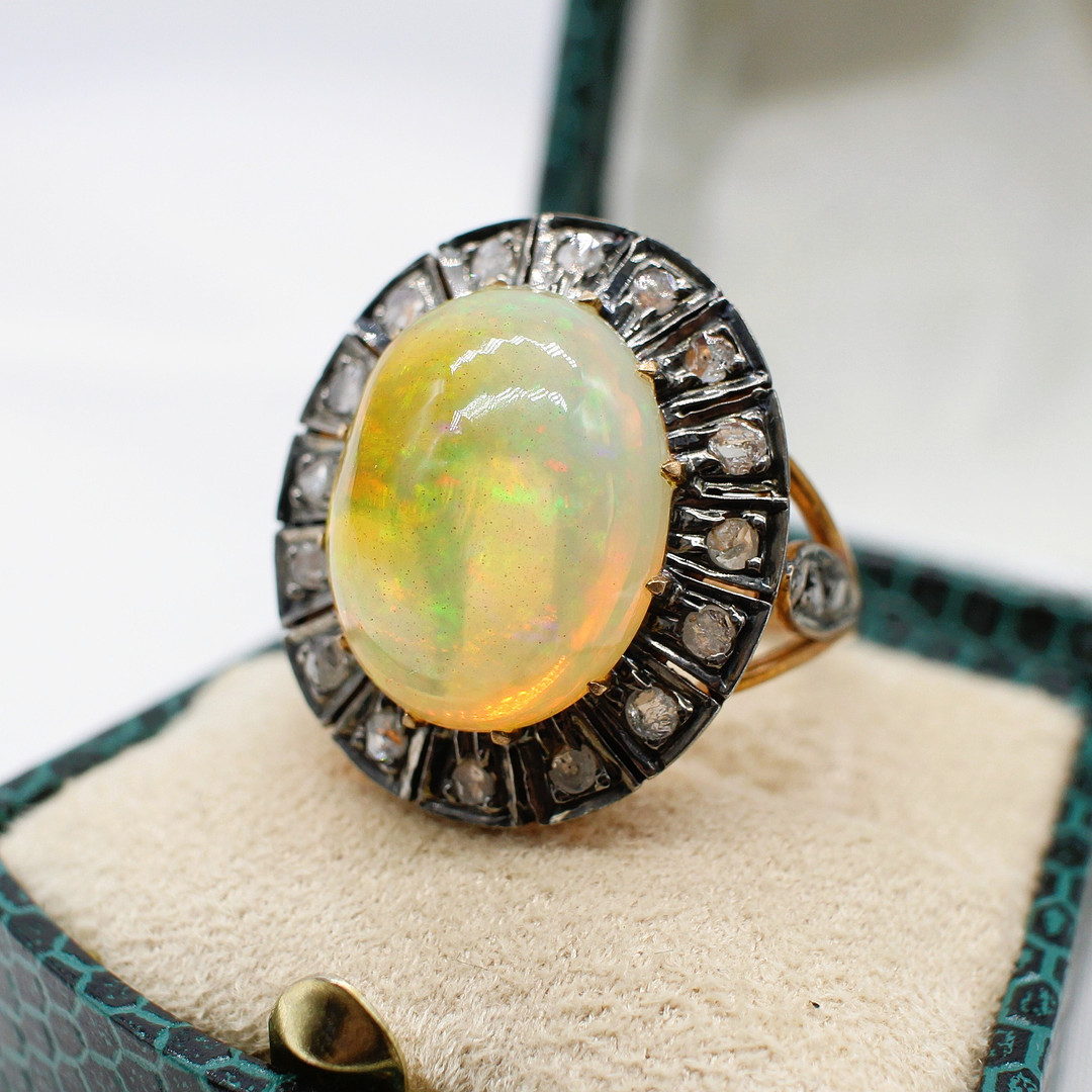 OPAL & DIAMOND RING.