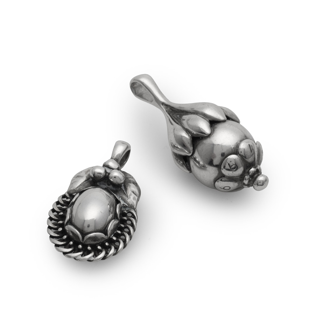 GEORG JENSEN. To årssmykker fra Heritage serien af sterlingsølv Årssmykke 1992 og 1999. Danmark (2).
