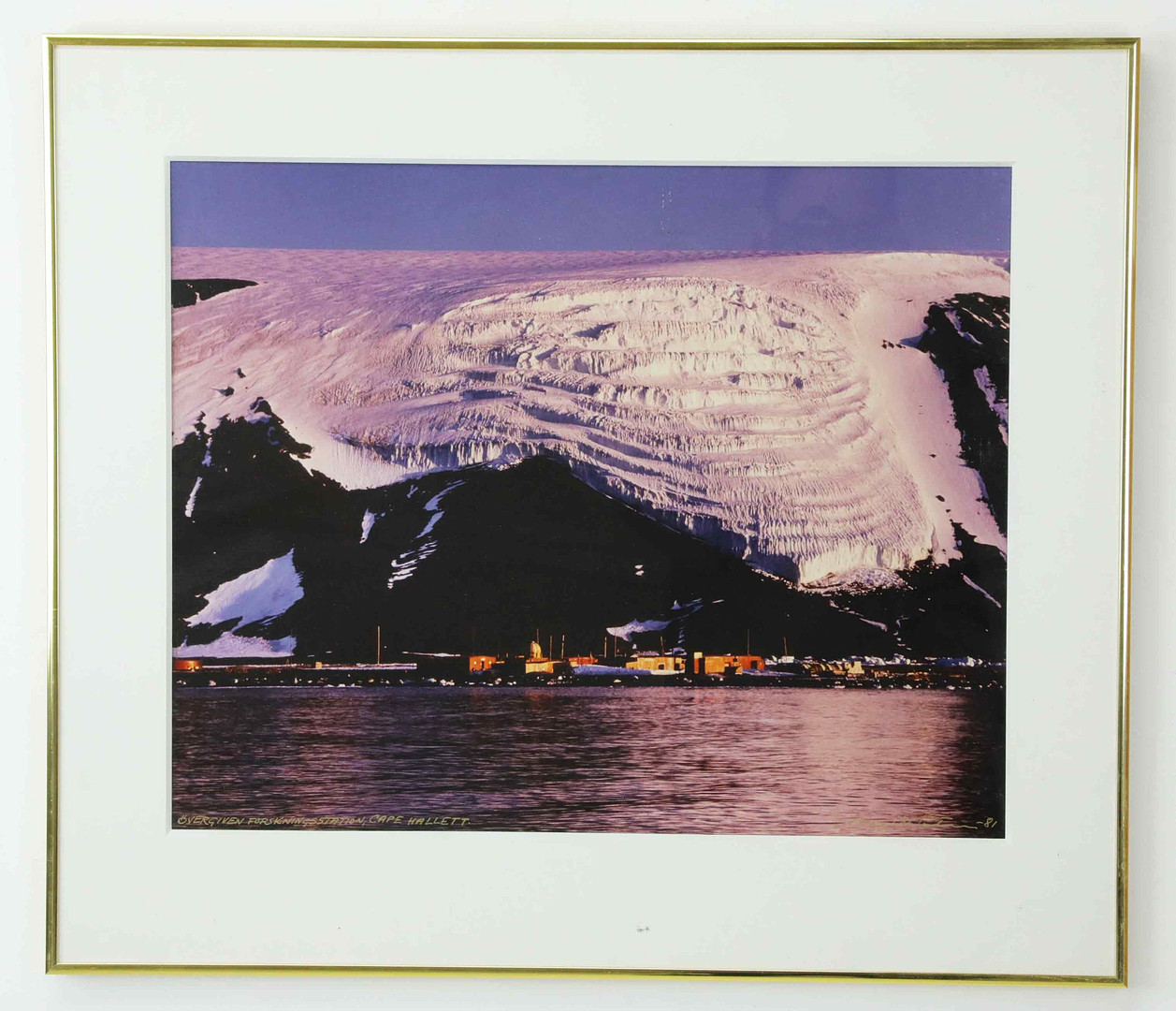 SVEN GILLSÄTER (1921–2001). Fotografi, " Övergiven forskningsstation, Cape Hallet, signerad och daterad-81.