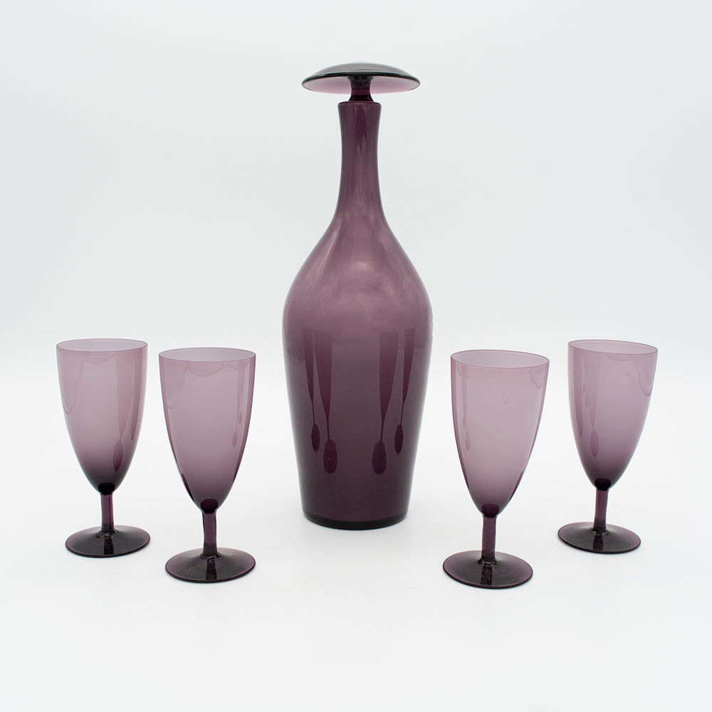 HANDGEMACHTE KARAFFE MIT VIER STIELGLÄSER, GLAS, VIOLETT UND WEISS, UM 1960.