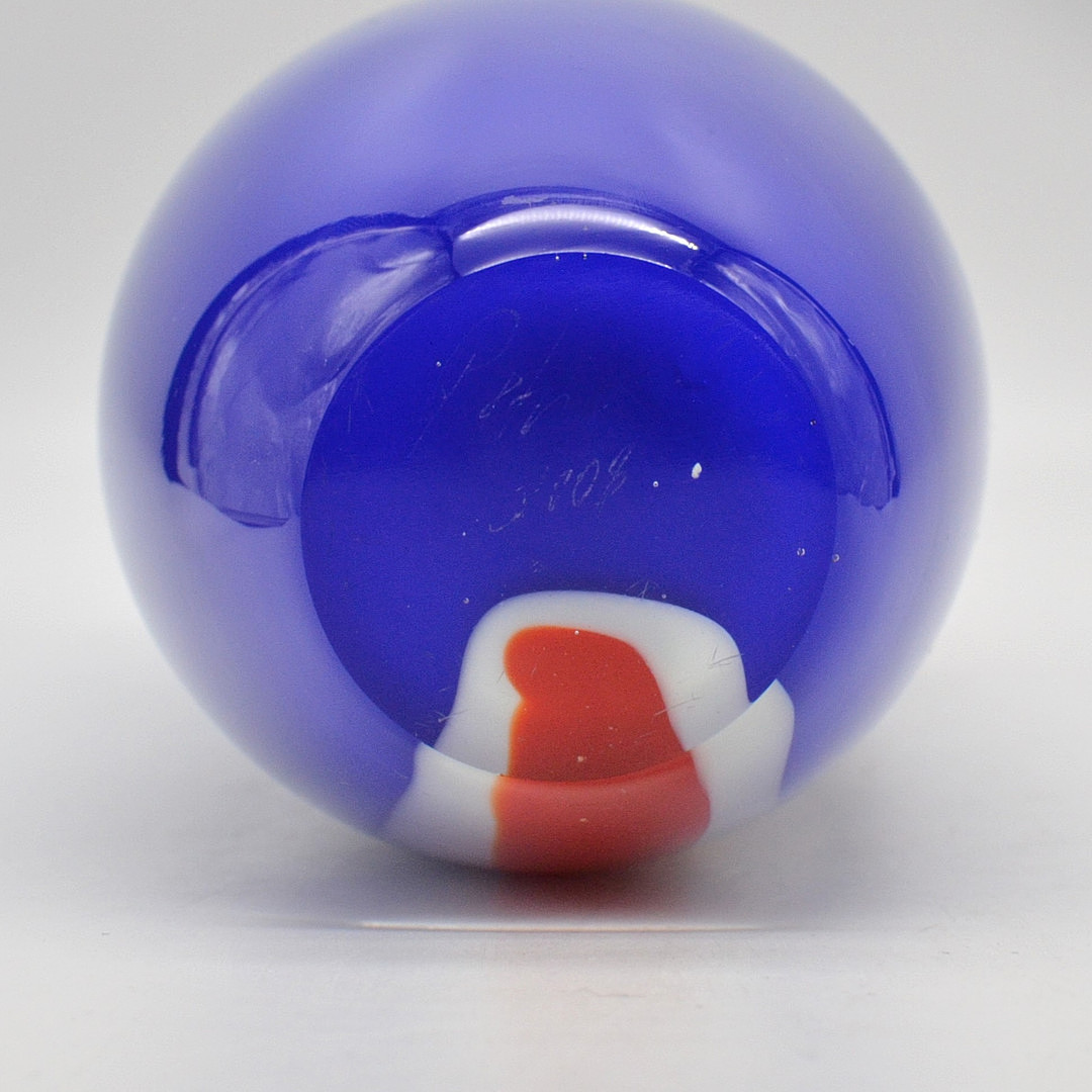 PETR HORA (1949). DESIGNERVASE AUS GLAS, BLAU-WEISS-ROT, MEHRFACHES STUDIOGLAS, 2008, HÖHE CA. 27CM.